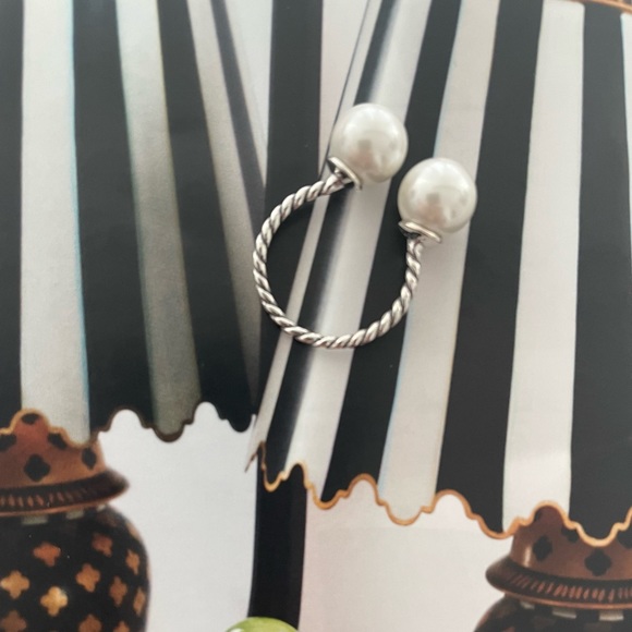 S925 silver ring with faux white pearls . Adjustable fashion cocktail ring - Picture 2 of 5